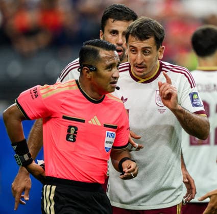 260714 Referee Ivan Barton and Mikel Oyarzabal of Spain during the FIFA World Cup, WM, Weltmeisterschaft, Fussball 2026 semifinal football match between France and Spain on July 14, 2026 in Dallas. Photo: Joel Marklund BILDBYRAN kod JM JM0827 bbeng fotboll football soccer fotball vm fotbolls-vm fotball-vm fotbolls-vm 2026 fifa world cup 2026 semifinal france frankrike spain spanien *** July 14, 2026: Referee Ivan Barton and Mikel Oyarzabal of Spain during the 2026 FIFA World Cup soccer semifinal match between France and Spain on July 14, 2026 in Dallas. Photo by Joel Marklund. BILDBYRAN code JM JM0827 bbeng soccer football soccer World Cup soccer World Cup 2026 FIFA World Cup 2026 semifinal France Spain  Copyright: JOELxMARKLUND BB260714JM060
