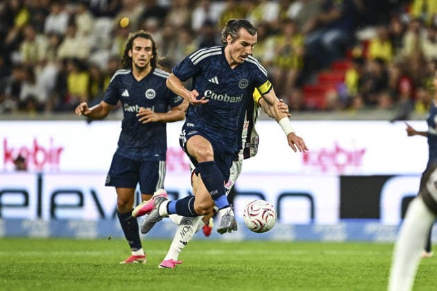 LASK Linz v Fenerbahce - Friendly LINZ, AUSTRIA - JULY 14: Caglar Soyuncu (C) of Fenerbahce in action during a friendly match between LASK Linz and Fenerbahce as part of Fenerbahce’s pre-season training camp at Raiffeisen Arena in Linz, Austria, on July 14, 2026. Agit Erdi Ulukaya Anadolu Linz Austria. Editorial use only. Please get in touch for any other usage.  Copyright: x2026xAnadoluxAgitxErdixUlukayax