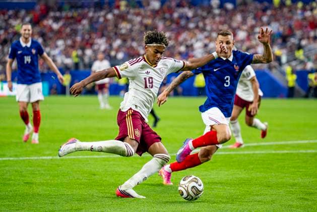 DALLAS - (lr) Lamine Yamal of Spain and Lucas Digne of France during the 2026 World Cup match between France and Spain at Dallas Stadium on July 14, 2026, in Dallas, United States. (Photo by Stefan Koops EYE4IMAGES DeFodi Images) - *** DALLAS — Lamine Yamal of Spain and Lucas Digne of France during the 2026 World Cup match between France and Spain at Dallas Stadium on July 14, 2026, in Dallas, United States. Photo by Stefan Koops, EYE4IMAGES, DeFodi Images