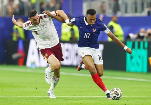 Kylian Mbappe of France (10) is challenged by Spain s Fabian Ruiz in the first half of a semi-final FIFA World Cup, WM, Weltmeisterschaft, Fussball match at Dallas Stadium in Dallas, Texas, on Tuesday, July 14, 2026.  DAL20260714910 CHRISTIANxBRUNSKILL