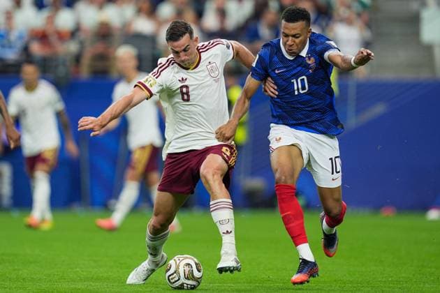 Kylian MbappÃ of France and Fabian Ruiz of Spain battle for the ball France v Spain, 2026 FIFA World Cup, WM, Weltmeisterschaft, Fussball Semi-final, Football, Dallas Stadium, Arlington, Texas, USA - 14 Jul 2026Arlington Dallas Stadium Texas (TX) United States of America  Copyright: xIsmaelxAdnan Shutterstockx 16991340cg