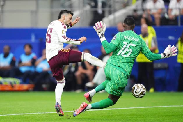 July 14, 2026, Arlington, Texas, United States: Alex Baena of Spain and Mike Maignan of France compete for the ball during the FIFA World Cup, WM, Weltmeisterschaft, Fussball 2026 Semi Final match between France and Spain at Dallas Stadium on July 14, 2026 in Arlington, Texas. France V Spain: Semi Final - FIFA World Cup 2026  - ZUMAa181 20260714_zaa_a181_062 Copyright: xJosexBretonx
