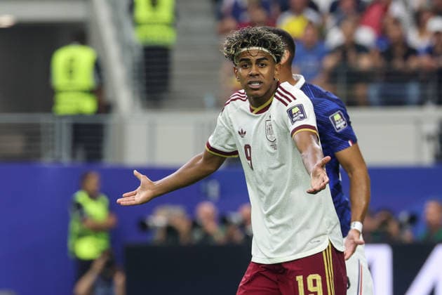 ARLINGTON, TX - JULY 14: Lamine Yamal 19 of Spain reacts to a foul call during the FIFA World Cup, WM, Weltmeisterschaft, Fussball 2026 Semi-Final match between France and Spain on July 14, 2026, at Dallas Stadium in Arlington, Texas. (Photo by David Buono Icon Sportswire) SOCCER: JUL 14 FIFA World Cup 26 Semi-Final- France vs Spain EDITORIAL USE ONLY Icon260714029