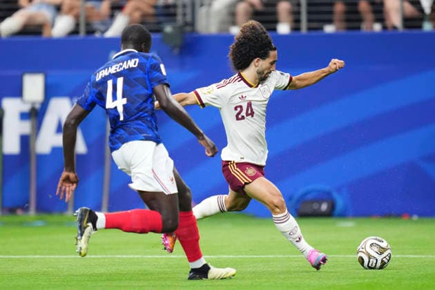 July 14, 2026, Arlington, Texas, United States: Marc Cucurella of Spain kicks the ball during the FIFA World Cup, WM, Weltmeisterschaft, Fussball 2026 Semi Final match between France and Spain at Dallas Stadium on July 14, 2026 in Arlington, Texas. Arlington United States - ZUMAa181 20260714_zaa_a181_070 Copyright: xJosexBretonx