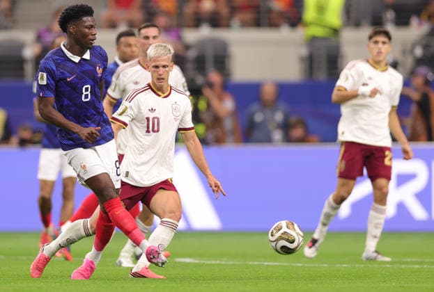 US Soccer World Cup France - Spain 9205602 14.07.2026 France s Aurelien Tchouameni kicks the ball as Spain s Dani Olmo looks on during the FIFA World Cup, WM, Weltmeisterschaft, Fussball 2026 semi-final soccer match between France and Spain at Dallas Stadium in Arlington, Texas, United States. Nafis Sirazetdinov Sputnik Arlington Texas USA  Copyright: xNafisxSirazetdinovx