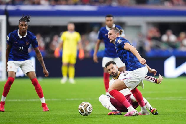 July 14, 2026, Arlington, Texas, United States: Adrien Rabiot of France and Alex Baena of Spain compete for the ball during the FIFA World Cup, WM, Weltmeisterschaft, Fussball 2026 Semi Final match between France and Spain at Dallas Stadium on July 14, 2026 in Arlington, Texas. Arlington United States - ZUMAa181 20260714_zaa_a181_073 Copyright: xJosexBretonx