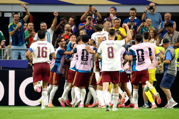 Players of Spain celebrate a goal during the 2026 FIFA World Cup, WM, Weltmeisterschaft, Fussball semi-final match between France and Spain at AT&T Stadium in Arlington, USA, 14 July 2026. FIFA World Cup 2026: France - Spain !ACHTUNG: NUR REDAKTIONELLE NUTZUNG!  Copyright: xLavandeiraxJrx GR2109 20260714-55020894204_1