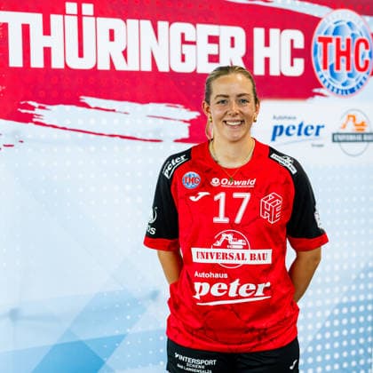 08.07.2026, GER, Handball, Frauen, Saison 2026 2027, Alsco 1.Bl, Thueringer HC Pressetermin Mannschaftsfoto Levke Kretschmann (Thueringer HC,14) 99974 Mühlhausen Automobile Peter GmbH - Peugeot Thüringen Deutschland *** July 8, 2026, GER, Handball, Women, 2026–2027 Season, Alsco 1st Division, Thueringer HC Press Event Team Photo Levke Kretschmann Thueringer HC, 14 99974 Mühlhausen Automobile Peter GmbH Peugeot Thuringia Germany