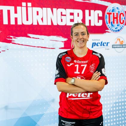 08.07.2026, GER, Handball, Frauen, Saison 2026 2027, Alsco 1.Bl, Thueringer HC Pressetermin Mannschaftsfoto Levke Kretschmann (Thueringer HC,14) 99974 Mühlhausen Automobile Peter GmbH - Peugeot Thüringen Deutschland *** July 8, 2026, GER, Handball, Women, 2026–2027 Season, Alsco 1st Division, Thueringer HC Press Event Team Photo Levke Kretschmann Thueringer HC, 14 99974 Mühlhausen Automobile Peter GmbH Peugeot Thuringia Germany