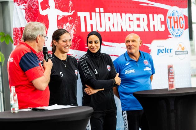 08.07.2026, GER, Handball, Frauen, Saison 2026 2027, Alsco 1.Bl, Thueringer HC Pressetermin Mannschaftsfoto Luca Csikos (Thueringer HC,5), Maie Gomma (Thueringer HC,1), Herbert Mueller (Thueringer HC,Trainer) 99974 Mühlhausen Automobile Peter GmbH - Peugeot Thüringen Deutschland *** July 8, 2026, GER, Handball, Women, 2026–2027 Season, Alsco 1 Bl, Thuringer HC Press Event Team Photo Luca Csikos Thuringer HC, 5, Maie Gomma Thuringer HC, 1, Herbert Mueller Thuringer HC, Coach 99974 Mühlhausen Automobile Peter GmbH Peugeot Thuringia Germany