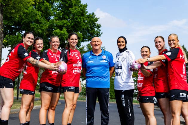 08.07.2026, GER, Handball, Frauen, Saison 2026 2027, Alsco 1.Bl, Thueringer HC Pressetermin Mannschaftsfoto Macela Arounian (Thueringer HC,36), Teresa von Prittwitz (Thueringer HC,22), Levke Kretschmann (Thueringer HC,14), Luca Csikos (Thueringer HC,5), Herbert Mueller (Thueringer HC,Trainer), Maie Gomma (Thueringer HC,1), Sabrina Troester (Thueringer HC,19), Jolina Huhnstock (Thueringer HC,45), Alfa Bra Oddsdottir Hagalin (Thueringer HC,6) 99974 Mühlhausen Automobile Peter GmbH - Peugeot Thüringen Deutschland *** July 8, 2026, GER, Handball, Women, 2026–2027 Season, Alsco 1st Division, Thuringer HC Press Conference Team Photo: Macela Arounian (Thuringer HC, 36), Teresa von Prittwitz (Thuringer HC, 22), Levke Kretschmann (Thuringer HC, 14), Luca Csikos, Thuringer HC, 5; Herbert Mueller, Thuringer HC, Coach; Maie Gomma, Thuringer HC, 1; Sabrina Troester, Thuringer HC, 19; Jolina Huhnstock, Thuringian HC, 45; Alfa Bra Oddsdottir Hagalin, Thuringian HC, 6; 99974 Mühlhausen, Automobile Peter GmbH, Peugeot, Thuringia, Germany