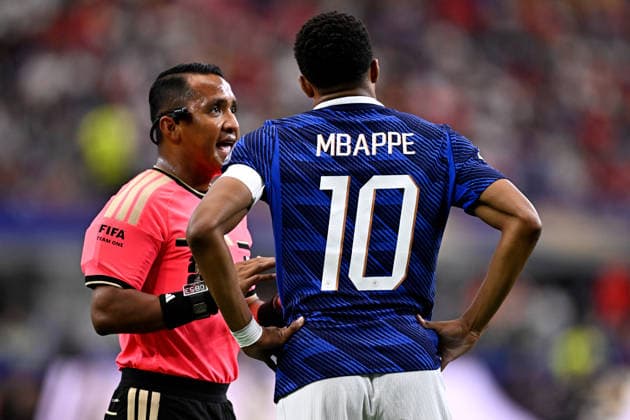 2026-07-14 France v Spain - Semi Final - FIFA World Cup, WM, Weltmeisterschaft, Fussball 2026 ARLINGTON, UNITED STATES - JULY 14: Referee Ivan Barton, Kylian Mbappe of France during the Semi Final - FIFA World Cup 2026 match between France and Spain at Dallas Stadium on July 14, 2026 in Arlington, Texas. (Photo by Pablo Morano BSR Agency) Arlington United States Content not available for redistribution in The Netherlands directly or indirectly through any third parties. Copyright: xBSRxAgencyx