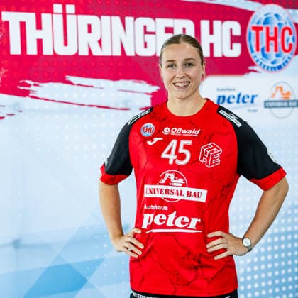 08.07.2026, GER, Handball, Frauen, Saison 2026 2027, Alsco 1.Bl, Thueringer HC Pressetermin Mannschaftsfoto Jolina Huhnstock (Thueringer HC,45) 99974 Mühlhausen Automobile Peter GmbH - Peugeot Thüringen Deutschland *** July 8, 2026, GER, Handball, Women, 2026–2027 Season, Alsco 1st Division, Thueringer HC Press Event Team Photo Jolina Huhnstock Thueringer HC, 45 99974 Mühlhausen Automobile Peter GmbH Peugeot Thuringia Germany