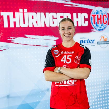 08.07.2026, GER, Handball, Frauen, Saison 2026 2027, Alsco 1.Bl, Thueringer HC Pressetermin Mannschaftsfoto Jolina Huhnstock (Thueringer HC,45) 99974 Mühlhausen Automobile Peter GmbH - Peugeot Thüringen Deutschland *** July 8, 2026, GER, Handball, Women, 2026–2027 Season, Alsco 1st Division, Thueringer HC Press Event Team Photo Jolina Huhnstock Thueringer HC, 45 99974 Mühlhausen Automobile Peter GmbH Peugeot Thuringia Germany