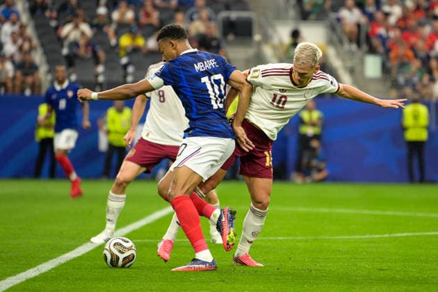 Fußball, WM 2026, 20260714, Frankreich - Spanien. Im Bild v.l. Kylian MBAPPE (Frankreich, 10), Dani OLMO (Spanien, 10) Zweikampf Ball. Dallas Dallas-Stadion Texas Vereinigte Staaten von Amerika *** Soccer, 2026 World Cup, 20260714, France vs. Spain. Pictured, from left: Kylian Mbappé (France, No. 10) and Dani Olmo (Spain, No. 10) battling for the ball at Dallas Stadium in Dallas, Texas, United States of America. Copyright: Passion2Press MarkusxFischerx