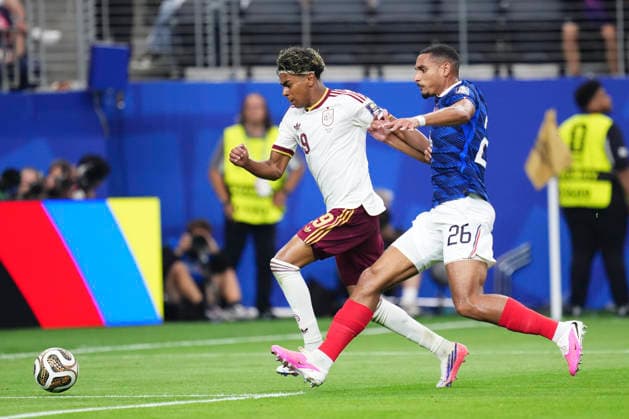 France v Spain: Semi Final - FIFA World Cup, WM, Weltmeisterschaft, Fussball 2026 Lamine Yamal of Spain and Maxence Lacroix of France compete for the ball during the FIFA World Cup 2026 Semi Final match between France and Spain at Dallas Stadium on July 14, 2026 in Arlington, Texas. Arlington TX United States  Copyright: xJosexBretonx originalFilename:bretonhernandez-francevs260714_npb1v.jpg