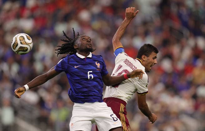 US Soccer World Cup France - Spain 9205619 14.07.2026 France s Manu Kone and Spain s Rodri struggle for the ball in the air during the FIFA World Cup, WM, Weltmeisterschaft, Fussball 2026 semi-final soccer match between France and Spain at Dallas Stadium in Arlington, Texas, United States. Nafis Sirazetdinov Sputnik Arlington Texas USA  Copyright: xNafisxSirazetdinovx