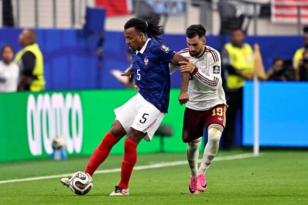 2026-07-14 France v Spain - Semi Final - FIFA World Cup, WM, Weltmeisterschaft, Fussball 2026 ARLINGTON, UNITED STATES - JULY 14: Jules Kounde of France, Alex Baena of Spain during the Semi Final - FIFA World Cup 2026 match between France and Spain at Dallas Stadium on July 14, 2026 in Arlington, Texas. (Photo by Pablo Morano BSR Agency) Arlington United States Content not available for redistribution in The Netherlands directly or indirectly through any third parties. Copyright: xBSRxAgencyx