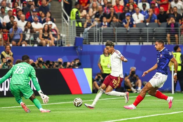 RECORD DATE NOT STATED FIFA World Cup, WM, Weltmeisterschaft, Fussball 2026 - Semifinal - France v Spain Lamine Yamal player of Spain and Maxence Lacroix player of France during the FIFA World Cup semifinal match between France and Spain, at Dallas Stadium, in Texas, United States, on Tuesday, July 14, 2026.(Foto: Vanessa Carvalho Brazil Photo Press IMAGO) Sports Copyright: xVanessaxCarvalhox