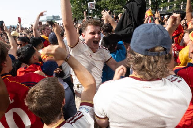 July 14, 2026, New York, New York, USA: Spain fans react and cheer at the Hudson Yards viewing area as Spain defeats France 2-0 in the World Cup Semifinals on July 14, 2026 in New York. New York USA - ZUMAb148 20260714_zap_b148_007 Copyright: xBryanxSmithx