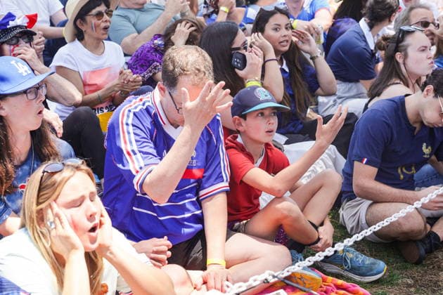 People watch the Spain vs France at a watch party in Los Angeles French football supporters react as they watch the FIFA World Cup, WM, Weltmeisterschaft, Fussball 2026 semifinal match between France and Spain during a public watch party at The Penmar in Los Angeles, California, USA, 14 July 2026 LOS ANGELES CALIFORNIA UNITED STATES  Copyright: xCHRISxTORRESx