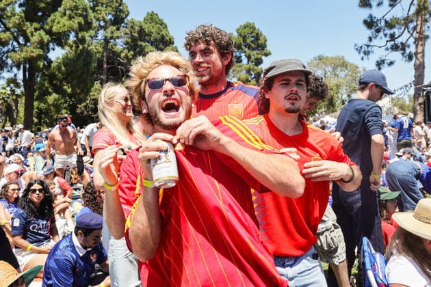 People watch the Spain vs France at a watch party in Los Angeles Spanish football supporters celebrate winning the FIFA World Cup, WM, Weltmeisterschaft, Fussball 2026 semifinal match between France and Spain during a public watch party at The Penmar in Los Angeles, California, USA, 14 July 2026 LOS ANGELES CALIFORNIA UNITED STATES  Copyright: xCHRISxTORRESx