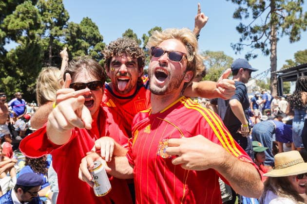 People watch the Spain vs France at a watch party in Los Angeles Spanish football supporters celebrate winning the FIFA World Cup, WM, Weltmeisterschaft, Fussball 2026 semifinal match between France and Spain during a public watch party at The Penmar in Los Angeles, California, USA, 14 July 2026 LOS ANGELES CALIFORNIA UNITED STATES  Copyright: xCHRISxTORRESx