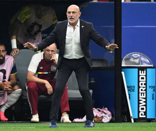 ARLINGTON, TEXAS - JULY 14: Spain Head Coach Luis de la Fuente reacts during the FIFA World Cup, WM, Weltmeisterschaft, Fussball 2026 Semi Final match between France and Spain at Dallas Stadium on July 14, 2026 in Arlington, Texas.  Copyright: xMBxMediax