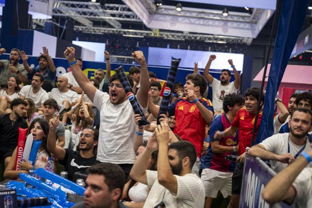 Hundreds watch France-Spain semifinal in Beirut BEIRUT, LEBANON - JULY 14: Hundreds of people gather in Beirut, Lebanon, to watch the semifinal match between the national football teams of France and Spain on a giant screen set up in the city, on July 14, 2026. Adri Salido Anadolu Beirut Lebanon. Editorial use only. Please get in touch for any other usage.  Copyright: x2026xAnadoluxAdrixSalidox