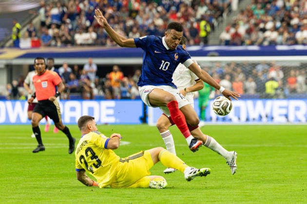 July 14, 2026, Arlington, Texas, USA: France forward KYLIAN MBAPPE (10) jumps over Spain goalkeeper UNAI SIMON (23) during a 2026 FIFA World Cup, WM, Weltmeisterschaft, Fussball semifinal match between France and Spain at Dallas Stadium in Arlington, Texas. Spain defeated France, 2-0. Arlington USA - ZUMAh193 20260714_zsp_h193_061 Copyright: xDanielxMcGregor-Huyerx