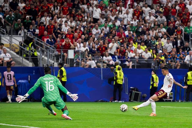France v Spain - FIFA World Cup, WM, Weltmeisterschaft, Fussball 2026 Pedro Porro (R) of Spain scores a goal during the FIFA World Cup 2026 semi final football match between France and Spain. Spain won 2-0 over France. Arlington United States Copyright: xNicolòxCampox