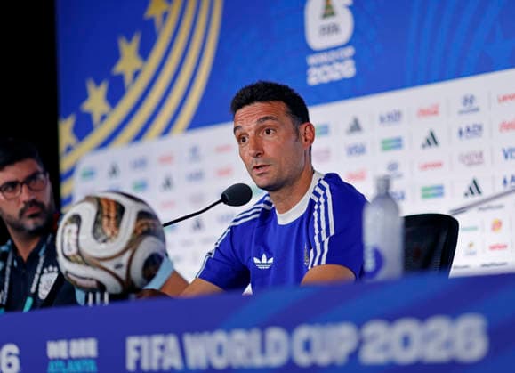 July 14, 2026, Atlanta, Georgia, United States: Lionel Scaloni, head coach of the Argentina speaks during the press conference, PK, Pressekonferenz of Argentina one day ahead of the FIFA World Cup, WM, Weltmeisterschaft, Fussball 2026 semifinal match between England and Argentina at Atlanta Stadium (Mercedes-Benz Stadium) in Atlanta, Georgia, United States on July 14, 2026. Photo: DiaEsportivo Atlanta United States - ZUMAh208 20260714_zsp_h208_023 Copyright: xHeulerxAndreyx