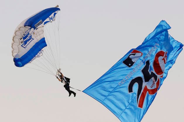 The U.S. Navy Leap Frogs parachute team drops onto the field before the start of the 2026 MLB, Baseball Herren, USA All-Star Game at Citizens Bank Park in Philadelphia, Pennsylvania, on Tuesday, July 14, 2026.  PHI20260714910 LAURENCExKESTERSON