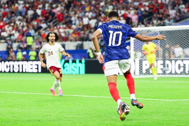July 14, 2026, Arlington, Tx, United States: Kylian Mbappe player of France and Marc Cucurella player of Spain during the FIFA World Cup, WM, Weltmeisterschaft, Fussball semifinal match between France and Spain, at Dallas Stadium, in Texas, United States, on Tuesday, July 14, 2026. Arlington United States - ZUMAv122 20260714_aap_v122_014 Copyright: xWilliamxVolcovx