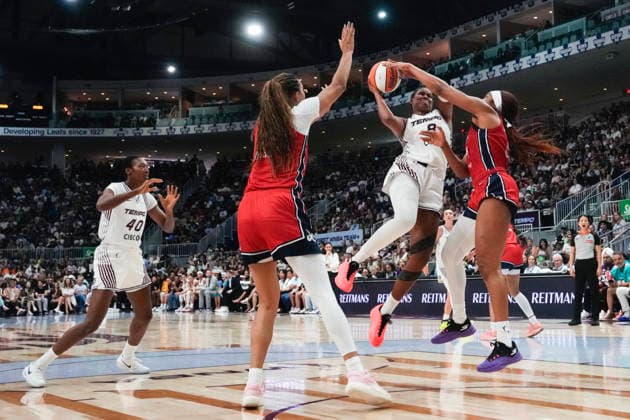 July 14, 2026, Toronto, On, CAN: Toronto Tempo s Nyara Sabally (8) drives as Washington Mystics Cotie McMahon (right) defends during first half WNBA, Basketball Damen, USA basketball action in Toronto on Tuesday, July 14, 2026. Canada News - July 14, 2026  - ZUMAc35_ 20260714_zaf_c35_135 Copyright: xChrisxYoungx