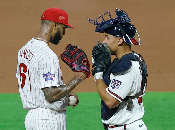 National League catcher Drake Baldwin has a mound conference with starting pitcher Cristopher Sanchez in the first inning of the 2026 MLB, Baseball Herren, USA All-Star Game at Citizens Bank Park in Philadelphia, Pennsylvania, on Tuesday, July 14, 2026.  PHI20260714912 LAURENCExKESTERSON