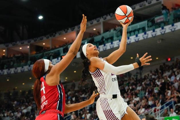 July 14, 2026, Toronto, On, CAN: Toronto Tempo s Isabelle Harrison (21) shoots past Washington Mystics Kiki Iriafen (44) during first half WNBA, Basketball Damen, USA basketball action in Toronto on Tuesday, July 14, 2026. Canada News - July 14, 2026  - ZUMAc35_ 20260714_zaf_c35_140 Copyright: xChrisxYoungx