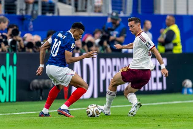 DALLAS - (lr) Kylian Mbappe of France and Fabian Ruiz of Spain during the 2026 World Cup match between France and Spain at Dallas Stadium on July 14, 2026, in Dallas, United States. (Photo by Stefan Koops EYE4IMAGES DeFodi Images) - *** DALLAS — Kylian Mbappé of France and Fabian Ruiz of Spain during the 2026 World Cup match between France and Spain at Dallas Stadium on July 14, 2026, in Dallas, United States. Photo by Stefan Koops, EYE4IMAGES, DeFodi Images