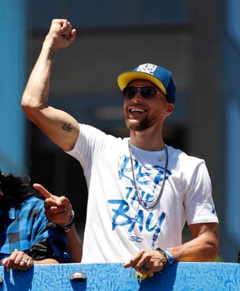 USA BASKETBALL NBA, Basketball Herren, USA CHAMPION WARRIORS PARADE NBA Champion Golden State Warriors Parade epa06803375 Golden State Warriors guard Stephen Curry during the Golden State Warriors and the City of Oakland, Championship Parade to honor the 2018 NBA Champion Golden State Warriors in downtown Oakland, California, USA, 12 June 2018. The Warriors swept the Cleveland Cavaliers to win back-to-back Championships, and it is the teams third win in four seasons. OAKLAND United States  Copyright: xMONICAxM.xDAVEYx
