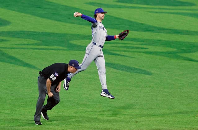 American League second baseman Ernie Clement throws to first to put out National League center fielder Andy Pages in the fifth inning of the 2026 MLB, Baseball Herren, USA All-Star Game at Citizens Bank Park in Philadelphia, Pennsylvania, on Tuesday, July 14, 2026.  PHI20260714931 LAURENCExKESTERSON