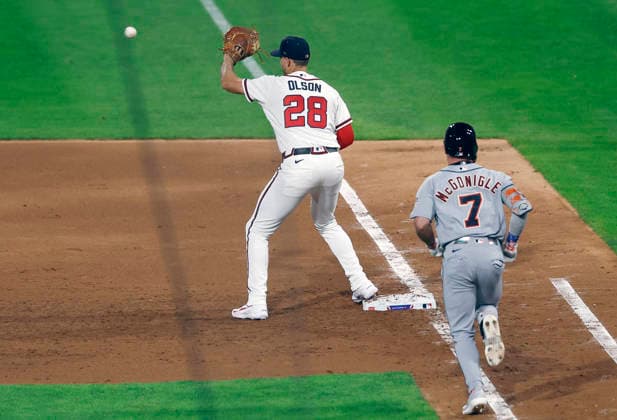 National League first baseman Matt Olson puts out American League Kevin McGonigle in the sixth inning of the 2026 MLB, Baseball Herren, USA All-Star Game at Citizens Bank Park in Philadelphia, Pennsylvania, on Tuesday, July 14, 2026.  PHI20260714932 LAURENCExKESTERSON