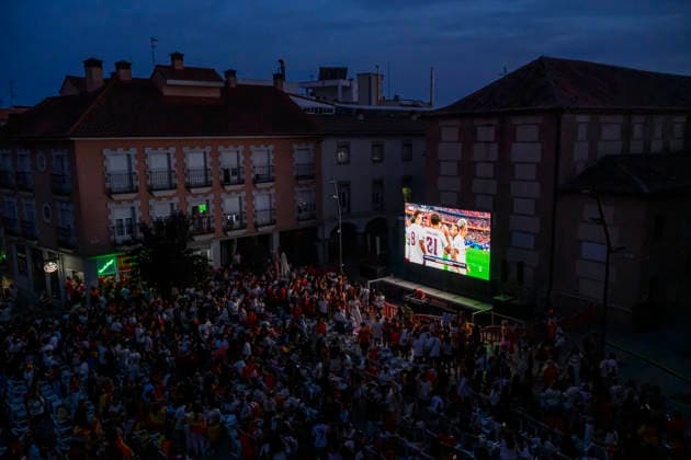 Hundreds Of Fans Watched The Match Between Spain And France In Madrid San Sebastian de los Reyes, Madrid, Spain, July 14, 2026. Hundreds of fans watch the Football World Cup match between Spain and France in San Sebastian de los Reyes, a town near Madrid. The match ended with a 0-2 victory for Spain. San Sebastian de los Reyes Spain  Copyright: xTomasxCallex originalFilename:calle-hundreds260714_npOtg.jpg