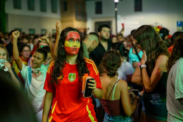 Hundreds Of Fans Watched The Match Between Spain And France In Madrid San Sebastian de los Reyes, Madrid, Spain, July 14, 2026. Hundreds of fans watch the Football World Cup match between Spain and France in San Sebastian de los Reyes, a town near Madrid. The match ended with a 0-2 victory for Spain. San Sebastian de los Reyes Spain  Copyright: xTomasxCallex originalFilename:calle-hundreds260714_npLsV.jpg