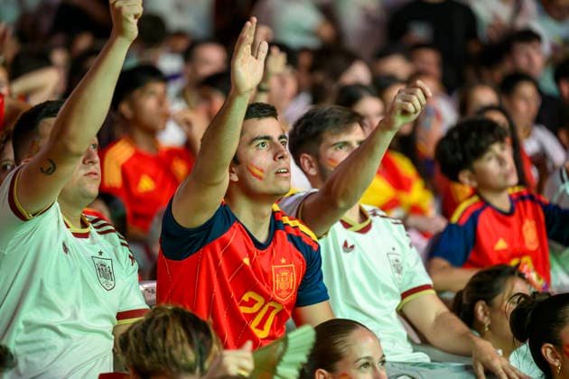 Hundreds Of Fans Watched The Match Between Spain And France In Madrid San Sebastian de los Reyes, Madrid, Spain, July 14, 2026. Hundreds of fans watch the Football World Cup match between Spain and France in San Sebastian de los Reyes, a town near Madrid. The match ended with a 0-2 victory for Spain. San Sebastian de los Reyes Spain  Copyright: xTomasxCallex originalFilename:calle-hundreds260714_npI7D.jpg