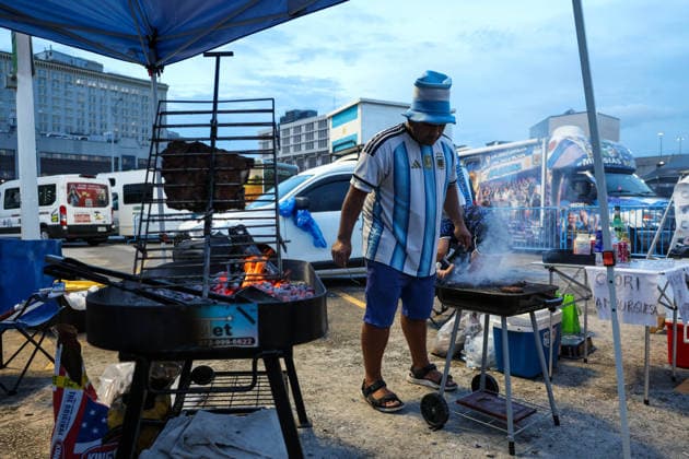 World Cup Fans 14 July 2026, Atlanta - FIFA World Cup, WM, Weltmeisterschaft, Fussball Football - Argentina and England Fans in Atlanta - An Argentina fan tends to a BBQ - Photo: Charlotte Wilson Offside. Atlanta USA *** WM-Fans 14. Juli 2026, Atlanta FIFA-Fußball-Weltmeisterschaft Fans aus Argentinien und England in Atlanta Ein argentinischer Fan kümmert sich um den Grill Foto: Charlotte Wilson Offside Atlanta, USA  Copyright: xCharlottexWilsonx xOffsidexOffside