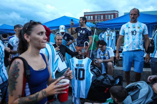 World Cup Fans 14 July 2026, Atlanta - FIFA World Cup, WM, Weltmeisterschaft, Fussball Football - Argentina and England Fans in Atlanta - Argentina fans gather in downtown Atlanta - Photo: Charlotte Wilson Offside. Atlanta USA *** WM-Fans 14. Juli 2026, Atlanta FIFA-Fußball-Weltmeisterschaft Fans aus Argentinien und England in Atlanta Argentinien-Fans versammeln sich in der Innenstadt von Atlanta Foto: Charlotte Wilson Offside Atlanta, USA  Copyright: xCharlottexWilsonx xOffsidexOffside