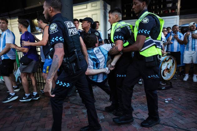 World Cup Fans 14 July 2026, Atlanta - FIFA World Cup, WM, Weltmeisterschaft, Fussball Football - Argentina and England Fans in Atlanta - An Argentina fan in handcuffs is carried away by police - Photo: Charlotte Wilson Offside. Atlanta USA *** WM-Fans 14. Juli 2026, Atlanta FIFA-Fußball-Weltmeisterschaft Fans aus Argentinien und England in Atlanta Ein argentinischer Fan wird in Handschellen von der Polizei abgeführt. Foto: Charlotte Wilson, Offside, Atlanta, USA  Copyright: xCharlottexWilsonx xOffsidexOffside