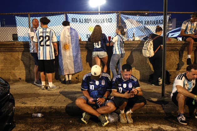 World Cup Fans 14 July 2026, Atlanta - FIFA World Cup, WM, Weltmeisterschaft, Fussball Football - Argentina and England Fans in Atlanta - Argentina fans gather in downtown Atlanta - Photo: Charlotte Wilson Offside. Atlanta USA *** WM-Fans 14. Juli 2026, Atlanta FIFA-Fußball-Weltmeisterschaft Fans aus Argentinien und England in Atlanta Argentinien-Fans versammeln sich in der Innenstadt von Atlanta Foto: Charlotte Wilson Offside Atlanta, USA  Copyright: xCharlottexWilsonx xOffsidexOffside