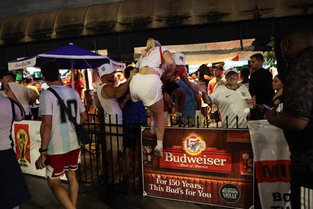 World Cup Fans 14 July 2026, Atlanta - FIFA World Cup, WM, Weltmeisterschaft, Fussball Football - Argentina and England Fans in Atlanta - An England fan is helped over metal fencing - Photo: Charlotte Wilson Offside. Atlanta USA *** WM-Fans 14. Juli 2026, Atlanta FIFA-Fußball-Weltmeisterschaft Fans aus Argentinien und England in Atlanta Einem England-Fan wird über einen Metallzaun geholfen Foto: Charlotte Wilson Offside Atlanta, USA  Copyright: xCharlottexWilsonx xOffsidexOffside
