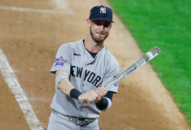 New York Yankees outfielder Cody Bellinger holds the crystal bat after being named MVP of the 2026 MLB, Baseball Herren, USA All-Star Game at Citizens Bank Park in Philadelphia, Pennsylvania, on Tuesday, July 14, 2026. The American League defeated the National League 4-0.  PHI20260714951 LAURENCExKESTERSON